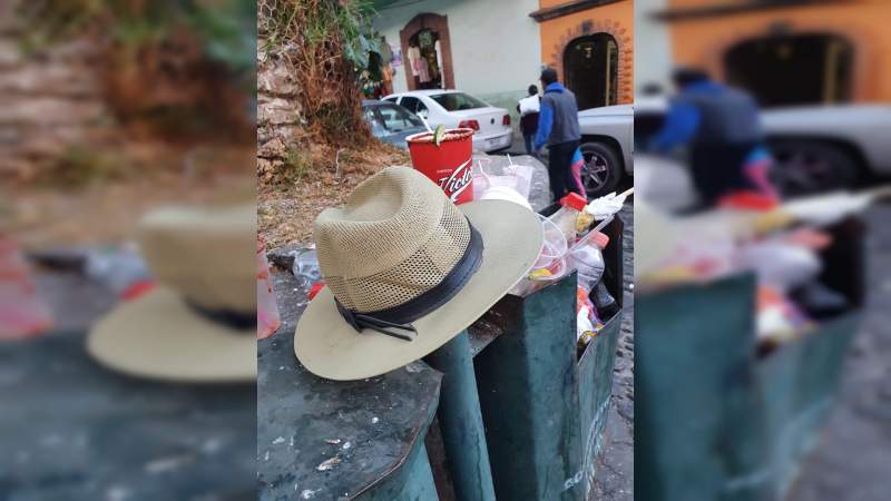 La eterna Navidad de Tlalpujahua se convierte en basurero 