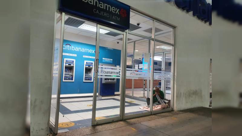Sucursal bancaria en Morelia se convierte en casa de un indigente 