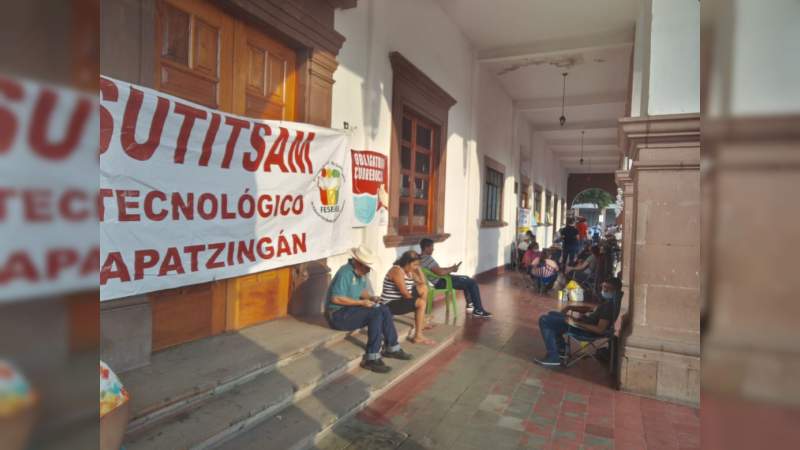 Trabajadores del ITSA vuelven a tomar el Palacio Municipal de Apatzingán 