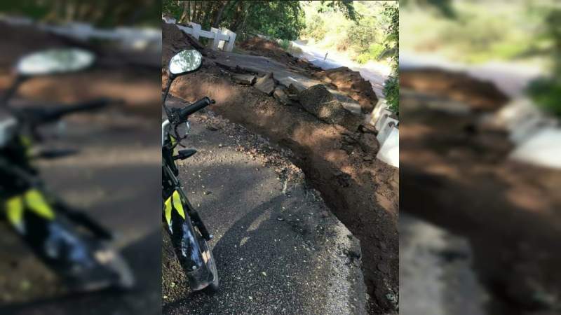 Amanece destrozada la carretera Apatzingán - Aguililla: Continúa la guerra de cárteles 