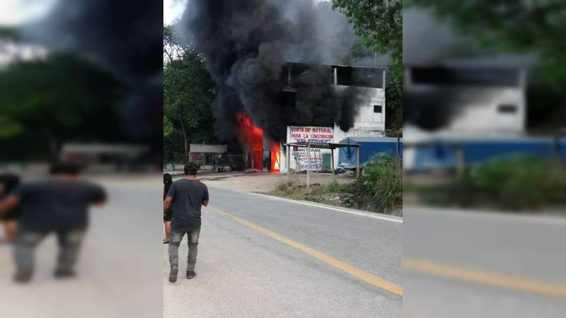 Explota bodega en Chiapas dónde era almacenada gasolina, hay un herido 