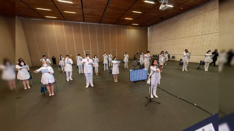 UMSNH toma protesta y juramento hipocrático a 335 nuevos médicos