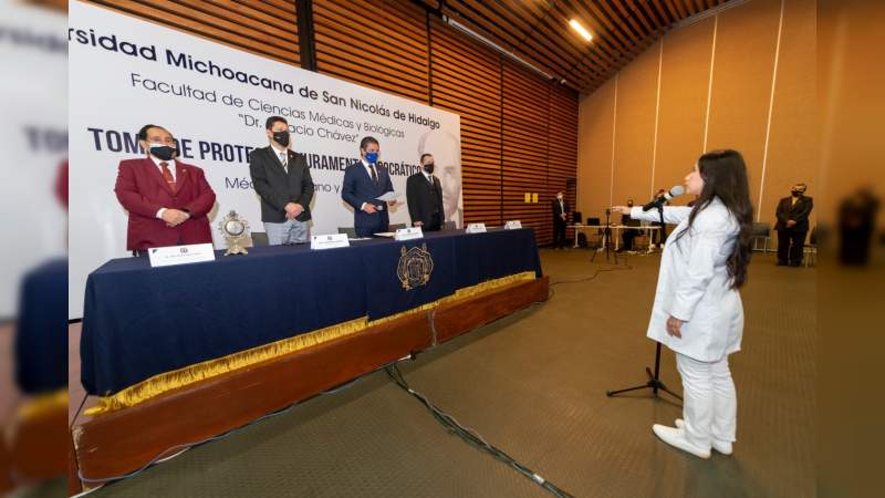 UMSNH toma protesta y juramento hipocrático a 335 nuevos médicos