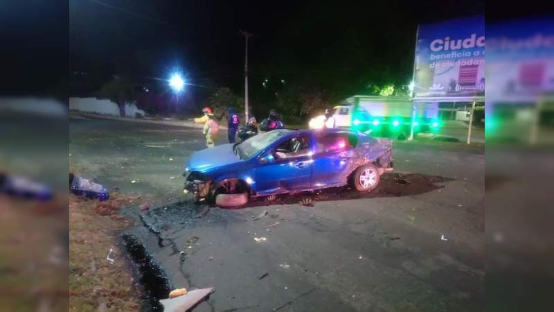 Vuelca con su vehículo en Morelia, Michoacán, pierde la vida 