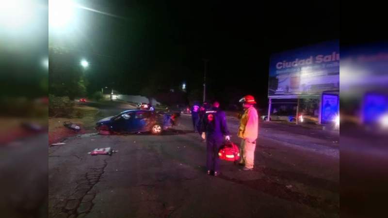Vuelca con su vehículo en Morelia, Michoacán, pierde la vida 