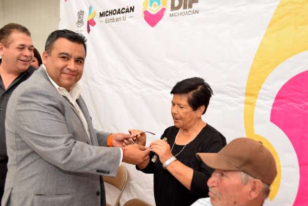 DIF Michoacán entrega lentes a adultos mayores - Foto 2 