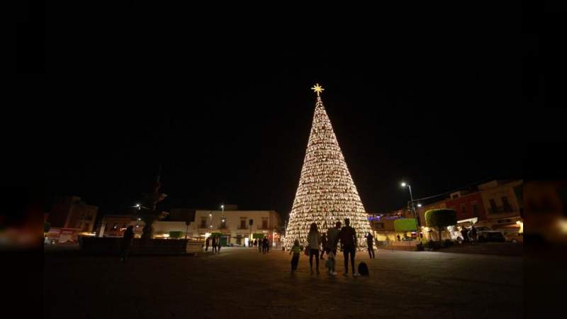 Encendido de monumental Árbol de Navidad en Plaza Valladolid en Morelia, Michoacán