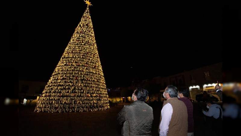 Encendido de monumental Árbol de Navidad en Plaza Valladolid en Morelia, Michoacán