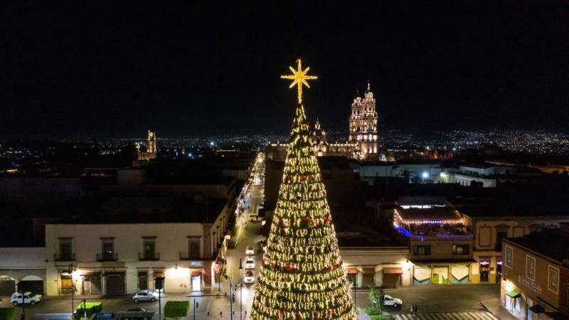 Encendido de monumental Árbol de Navidad en Plaza Valladolid en Morelia, Michoacán