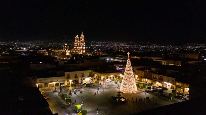 Encendido de monumental Árbol de Navidad en Plaza Valladolid en Morelia, Michoacán