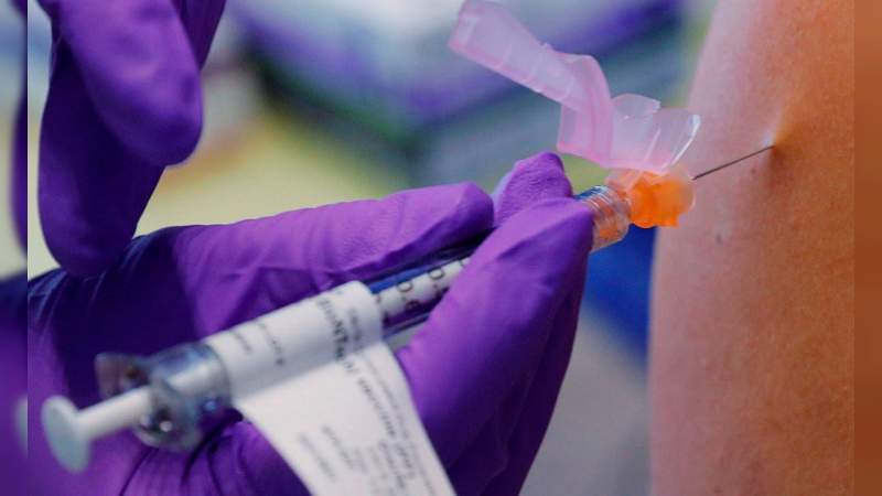 Trabajadora del sector salud sufre reacción alérgica después de recibir la vacuna de Pfizer 