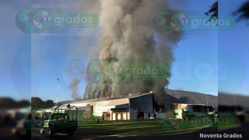 Incendian dos empaques de aguacate en la región Del Valle Esmeralda en Michoacán 