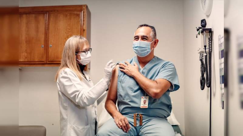 Conoce al primer mexicano en ser vacunado contra el coronavirus 