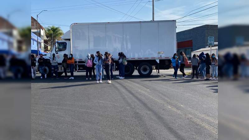 Normalistas realizan bloqueo en el Libramiento de Morelia