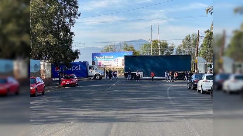 Normalistas realizan bloqueo en el Libramiento de Morelia