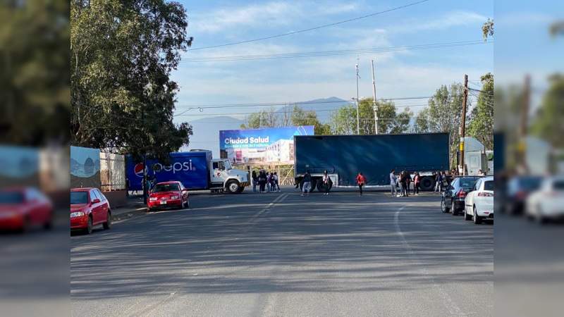 Normalistas realizan bloqueo en el Libramiento de Morelia