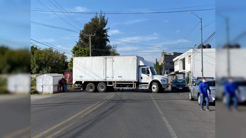 Normalistas realizan bloqueo en el Libramiento de Morelia