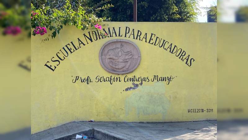Normalistas realizan bloqueo en el Libramiento de Morelia