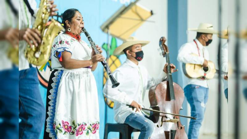 Arturo Hernández respalda a los artesanos y artistas michoacanos