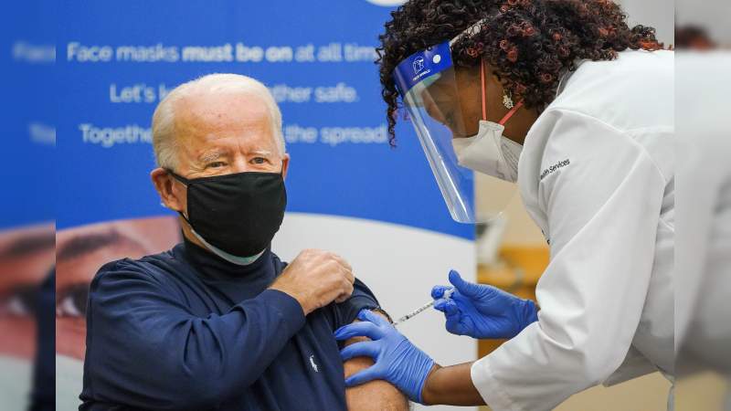 Biden recibe vacuna contra el coronavirus en televisión nacional 