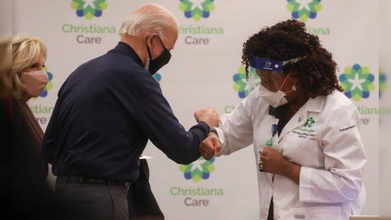 Joe Biden recibe vacuna del Covid-19 ante las cámaras de televisión 