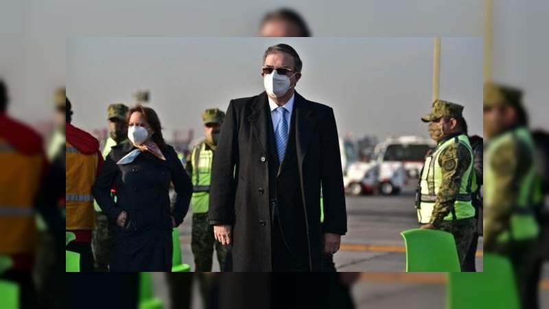 Arriba Marcelo Ebrard al AICM para recibir las vacunas contra el Covid-19 