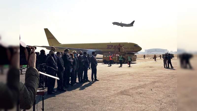 Marcelo Ebrard recibe vuelo con 3 mil vacunas contra el coronavirus: Mañana inicia la vacunación 