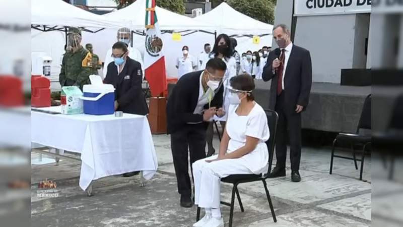Una enfermera en la Ciudad de México, la primera en recibir la vacuna de Pfizer-BioNtech contra el coronavirus 