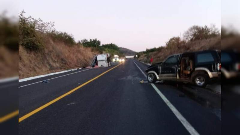 Chocan camión de carga y camioneta en la Autopista Siglo XXI