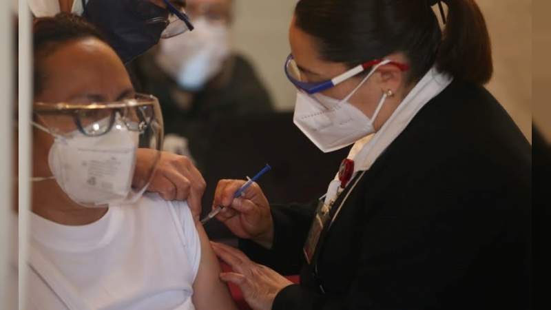 Después de recibir la vacuna Covid-19 se reportan 23 trabajadores del IMSS con efectos secundarios, uno de gravedad 