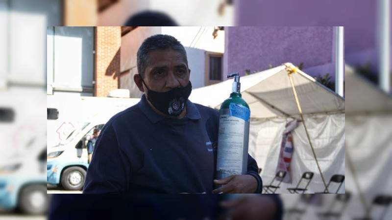 En la CDMX apoyan a enfermos de Covid-19 rellenando tanques de oxígeno gratis 
