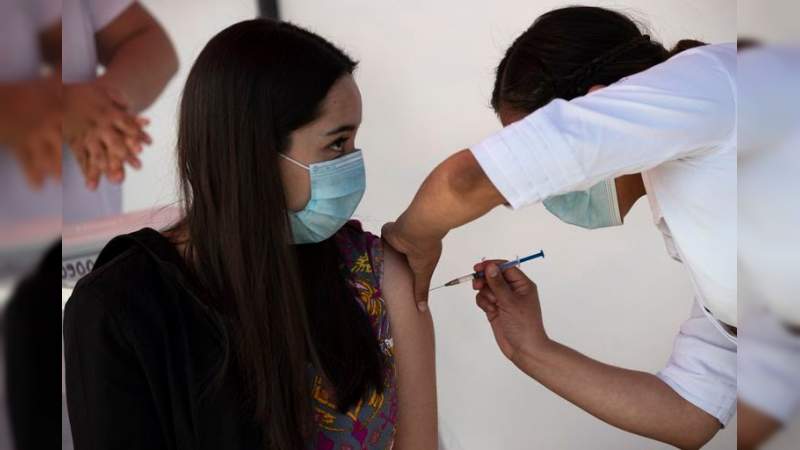 Doctora de Nuevo León es hospitalizada por grave reacción a vacuna de Pfizer 