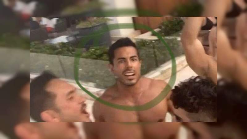 Critican a oftalmólogo que recibió vacuna contra el Covid-19 por asistir a fiesta en la playa 