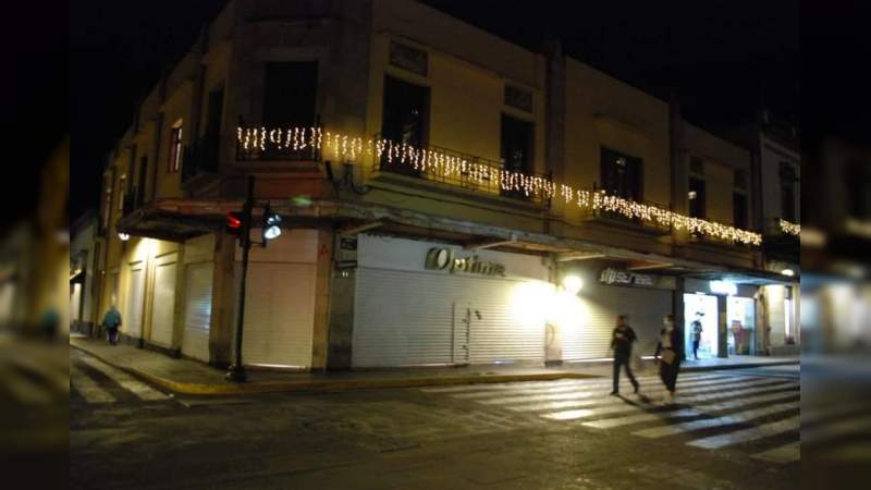 Policía vigila cierre de negocios en Michoacán 