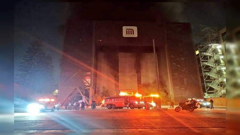 Fuerte incendio en centro de control del metro en la CDMX, hay una persona fallecida 