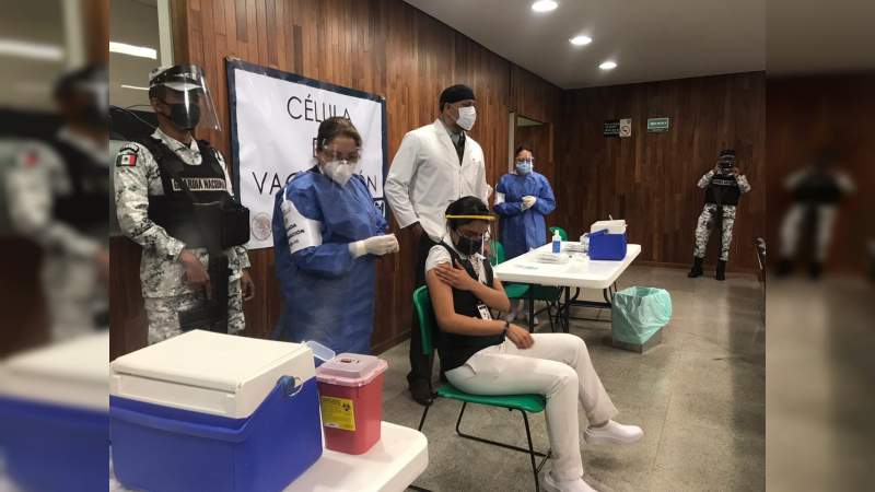 Inicia en Michoacán vacunación al personal de atención directa a pacientes de coronavirus 