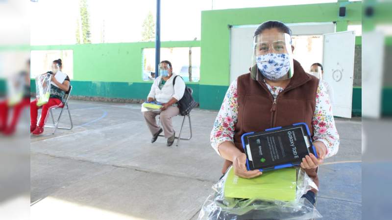 Banorte dona dispositivos electrónicos para la educación en Michoacán 