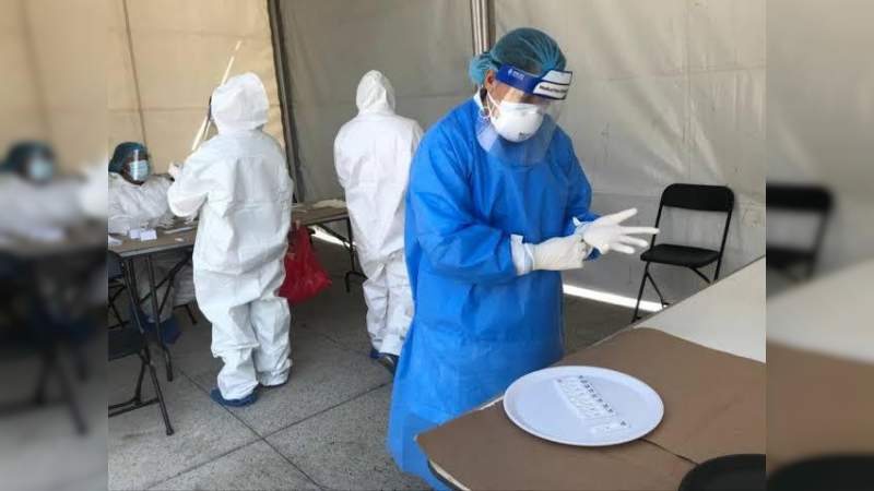 Médicos de las UMF 76 y 81 de Uruapan podrían parar labores; no han sido vacunados contra el COVID-19 