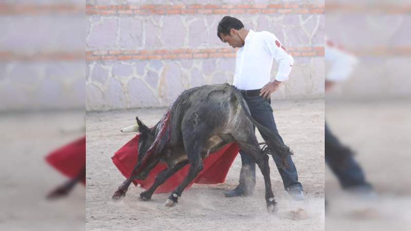 Los matadores Isaac Chacón e Israel Téllez se entrenaron en el campo bravo de Medina Ibarra 