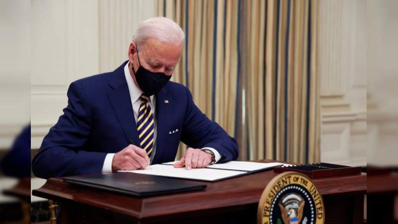 Joe Biden firma 2 decretos para dar ayuda financiera a millones de ciudadanos estadounidenses 
