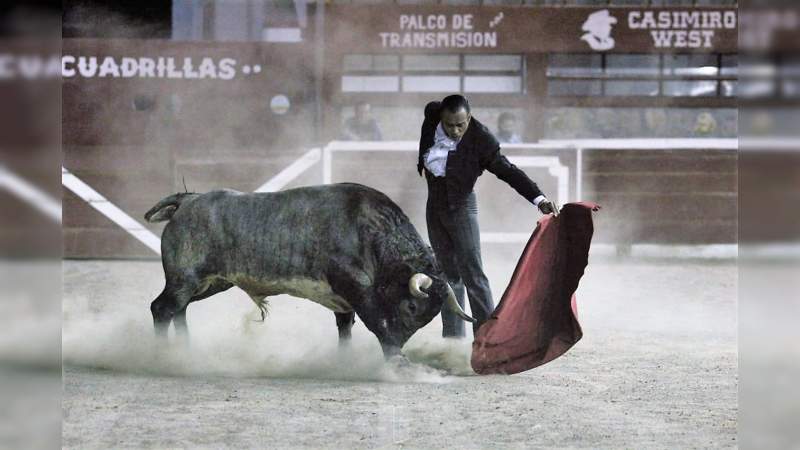 El matador Alejandro Ayala desbordó entusiasmo en la Monumental frente a un buen toro de Chinampas 