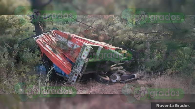 Camión Torton choca y vuelca en al Siglo XXI; dos personas quedaron heridas  