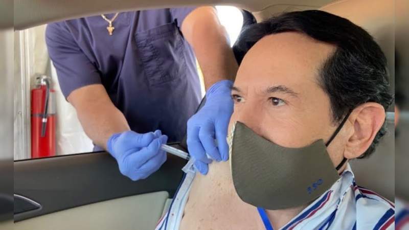 Pepillo Origel se vacuna en Miami contra el Covid-19 y se queja de México 