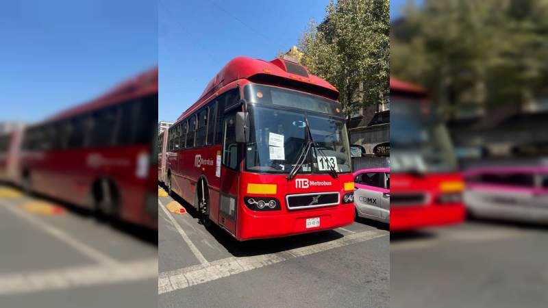 Impiden que suban pasajeros a los Metrobús en el metro Pino Suárez 