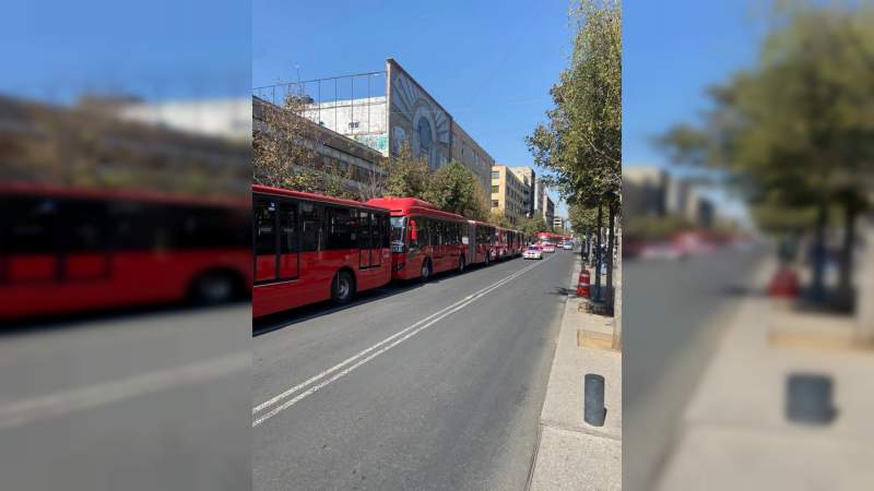 Impiden que suban pasajeros a los Metrobús en el metro Pino Suárez 