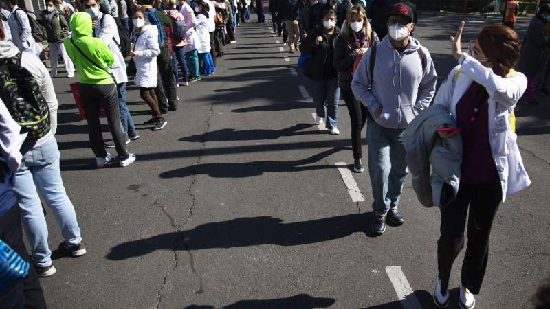 Mexicanos saturan clinicas y hospitales estadounidenses para vacunarse contra Covid-19 