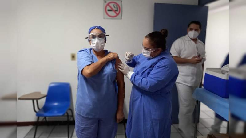 En los Reyes, Michoacán; personal médico protesta para exigir la aplicación de la vacuna  