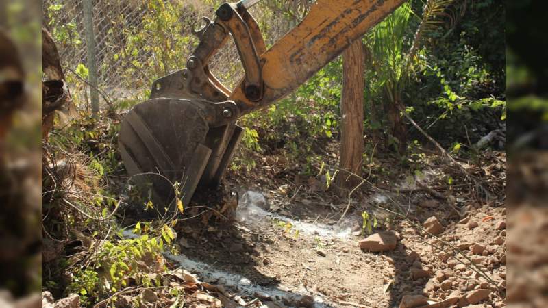 Construyen dos aulas en  Telesecundaria de Chucutitán, Lázaro Cárdenas