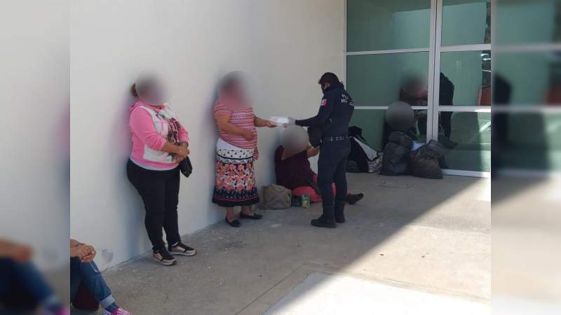 Policía Michoacán solidario con familiares de pacientes del COVID-19, entregan alimentos 