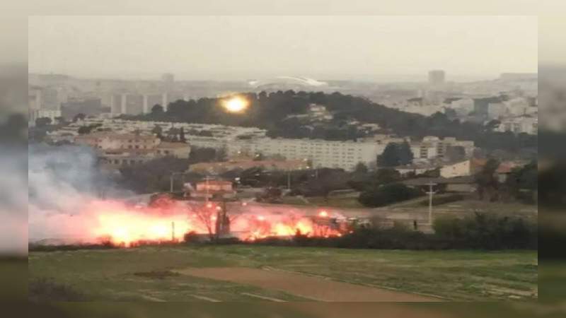En Francia, aficionados que intentaron entrar a la fuerza al Olympique de Marsella, incendian alrededores del recinto  